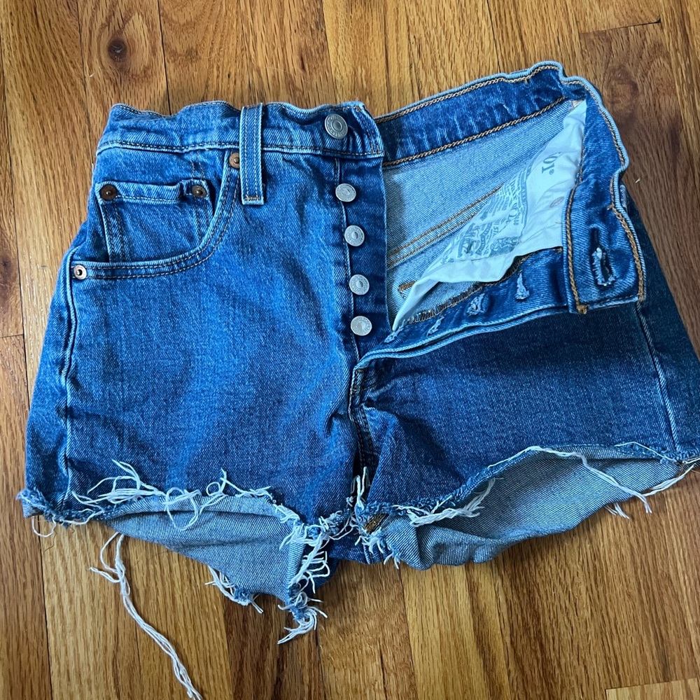 Levi 501 size 24 shorts - Picture 3 of 4